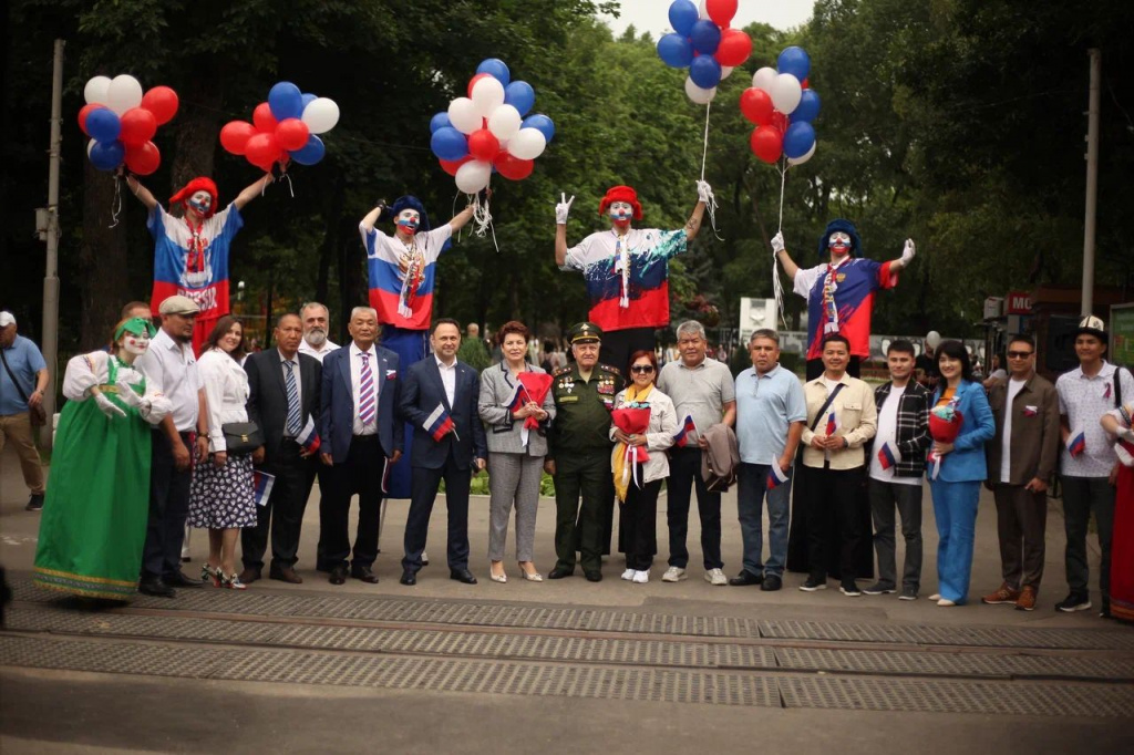 Ростов киргизия. Делегация из Оша в Ростове-на-Дону. Донской университет Ростов ФПМ прступит. Делегация Киргизии в Ростов-на-Дону 2023. Портрет конина в 23 школе города Ростова-на-Дону.