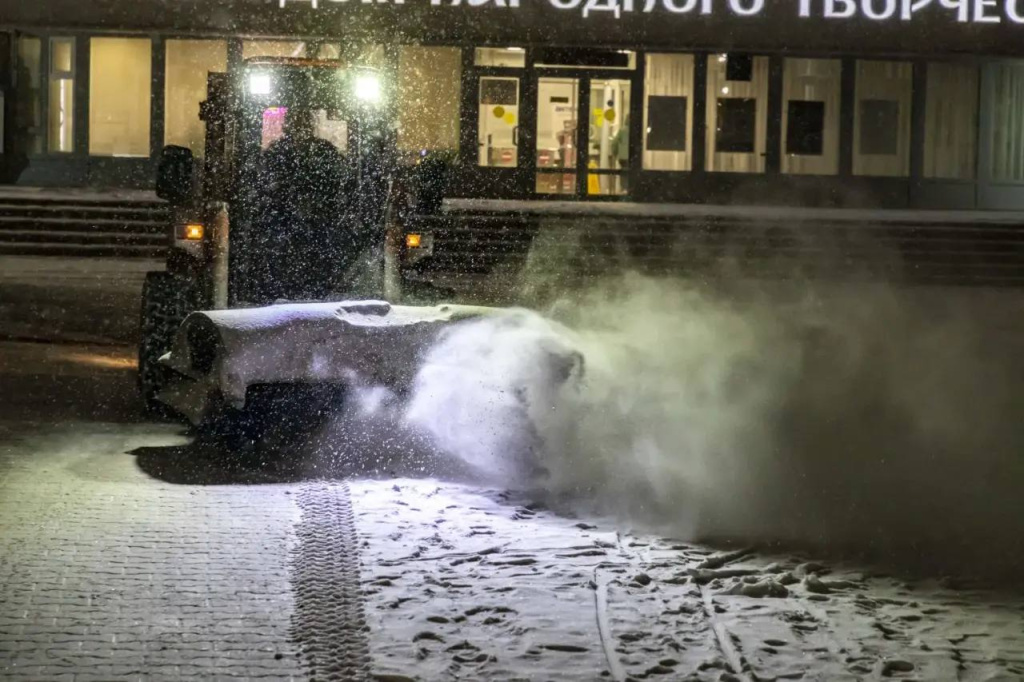 Night snow cleaning