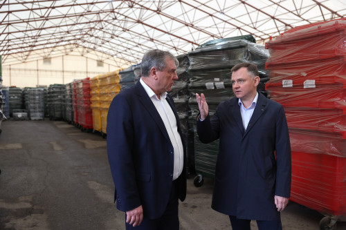 Slusar and rubbish containers
