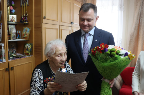 Slusar presented veteran Sesukina